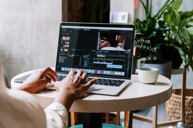 Digital nomad working from a cafe
